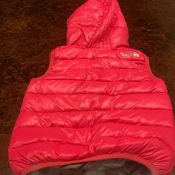 NWOT girls The North Face puffy vest summit series - Picture 11 of 13